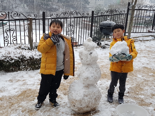 그래서 완성한 5단 거대 눈사람 입니다