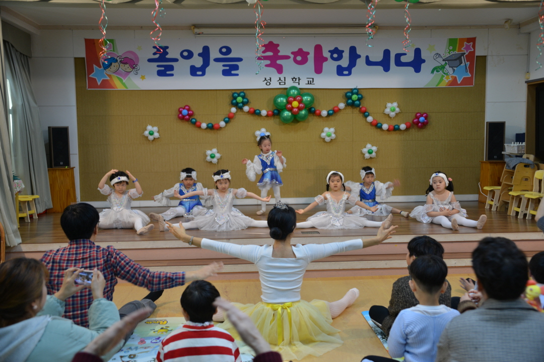 유치부 친구들이 멋진 의상을 입고 발레를 하고 있어요