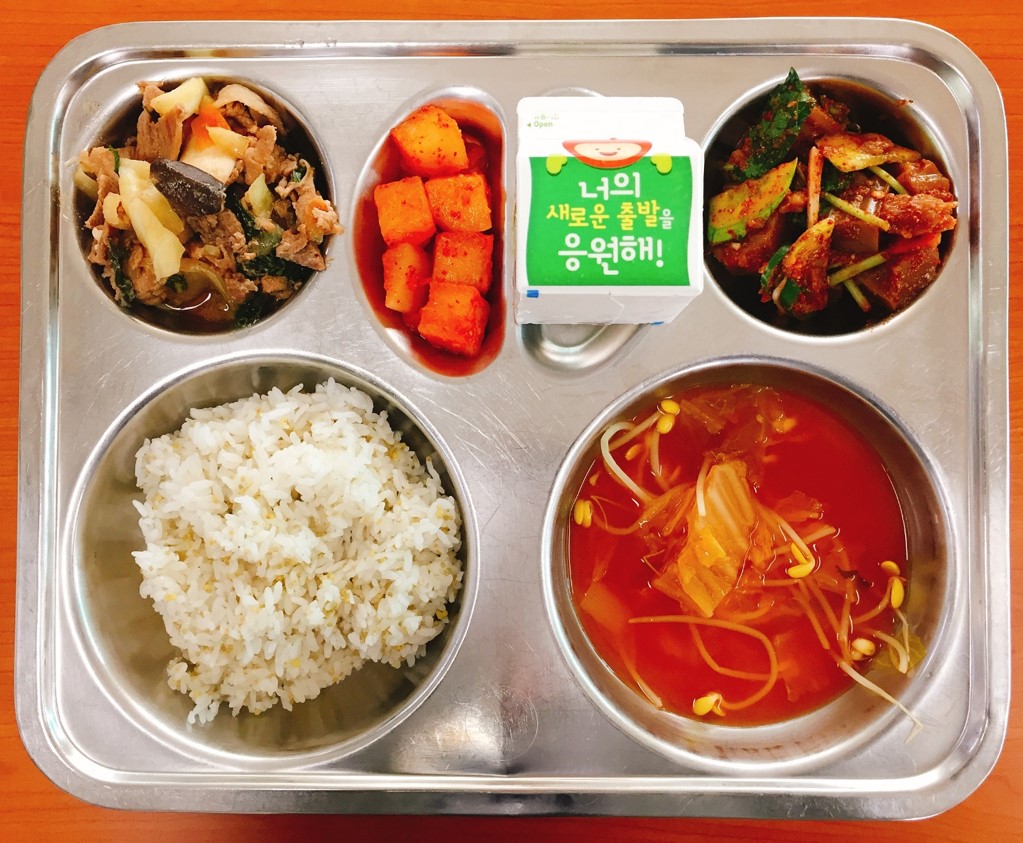 3월7일 중식 차조밥 김치콩나물국 돈육매실청불고기 참나물묵무침 깍두기 요거타임