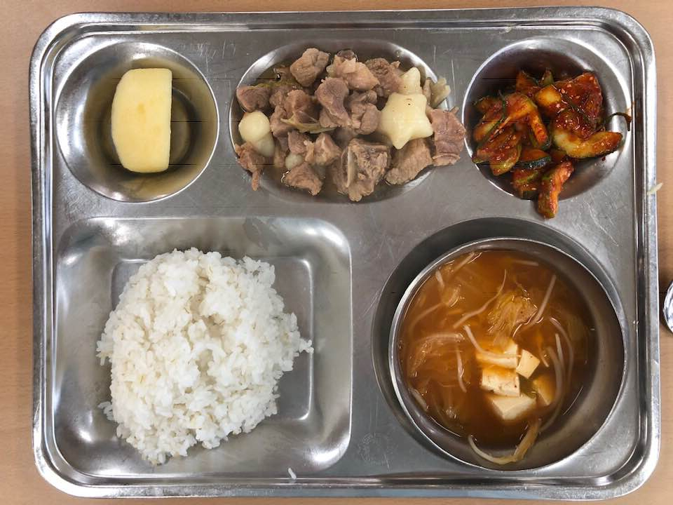 보리밥, 두부김치국, 떡돈육살비사태찜, 오이달래무침, 친환경사과