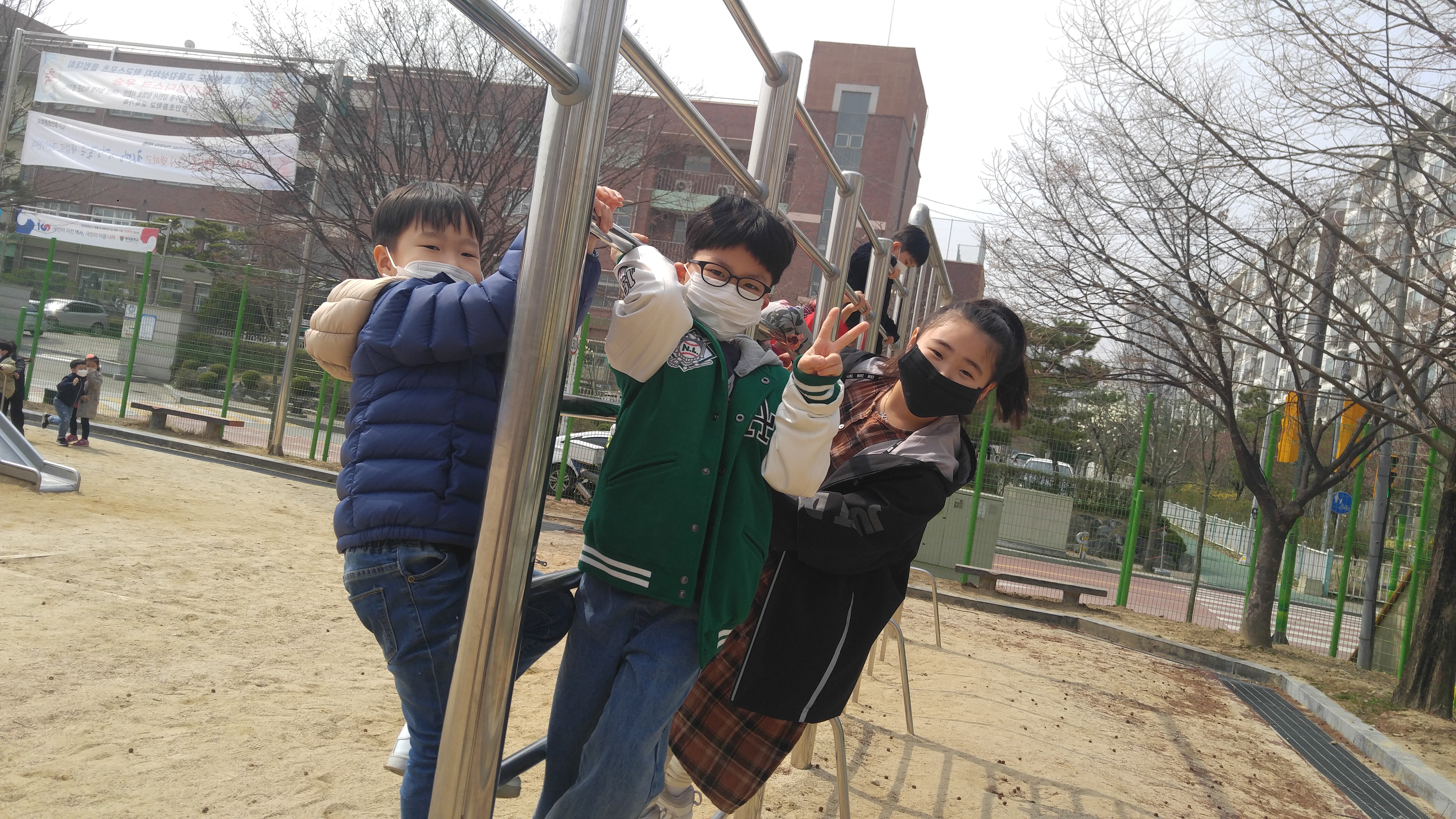 운동장에서1.jpg