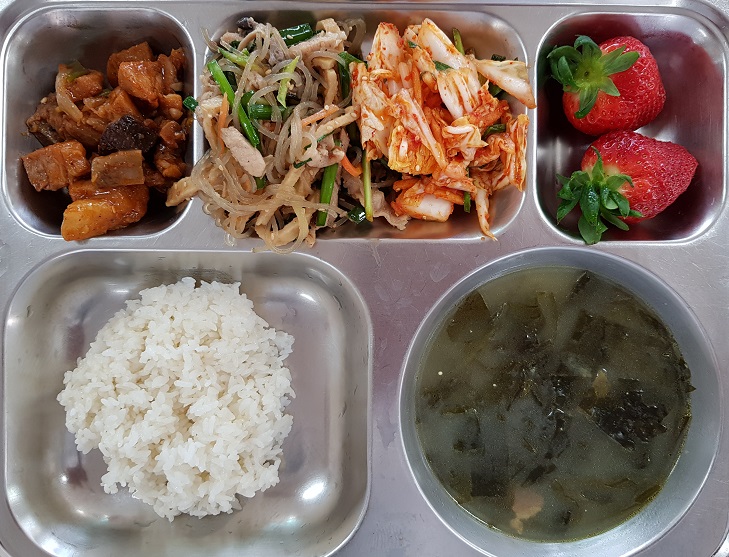 찹쌀밥, 쇠고기미역국, 얼큰돼지갈비찜, 잡채, 배추겉절이, 딸기