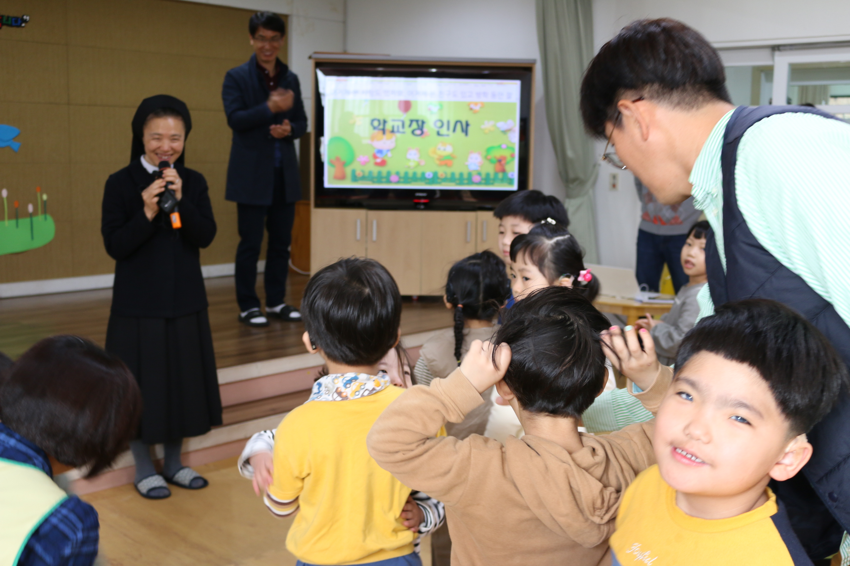 교장수녀님 말씀을 들어요