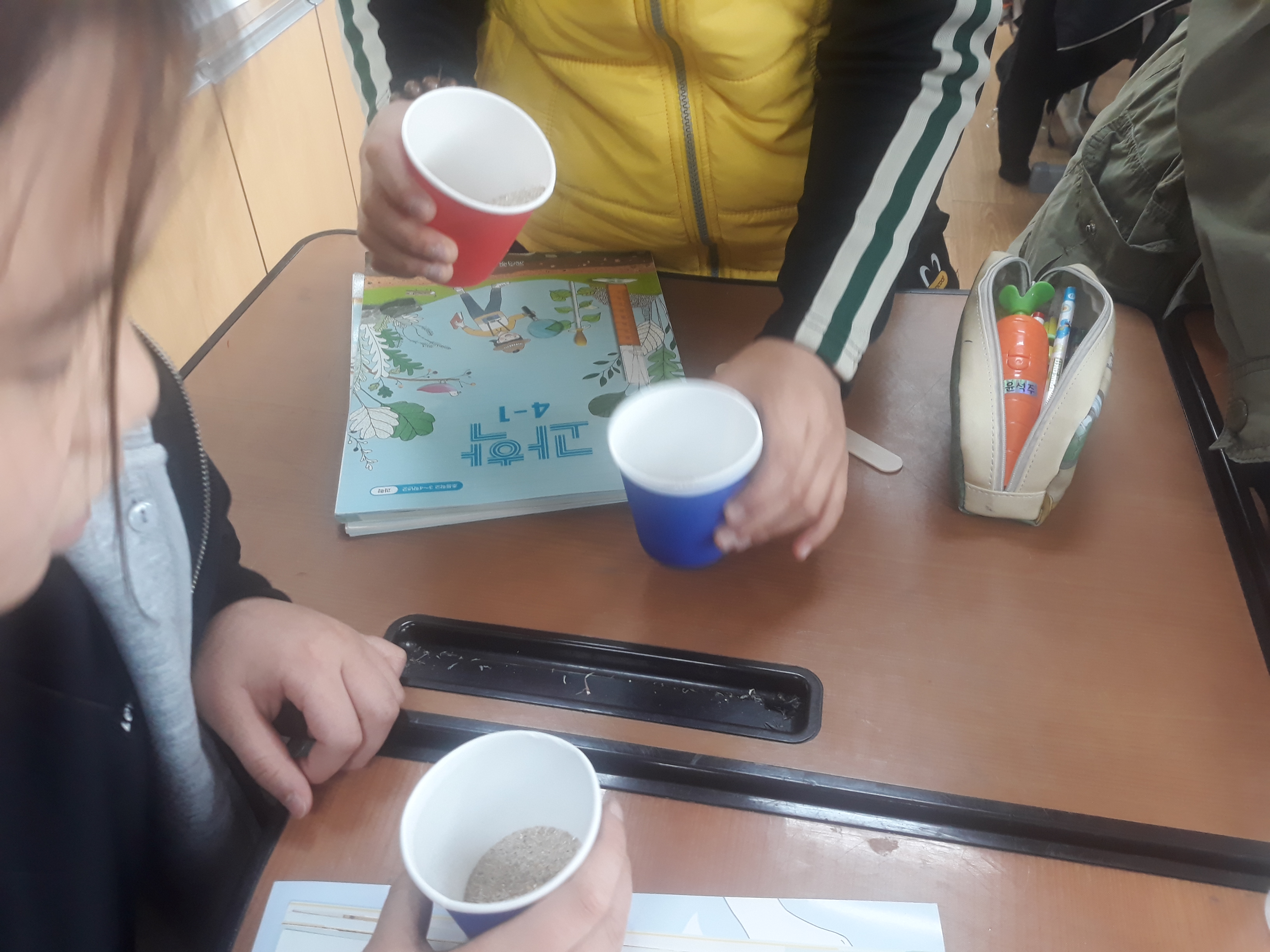 4월 11일 퇴적암만들기1.jpg