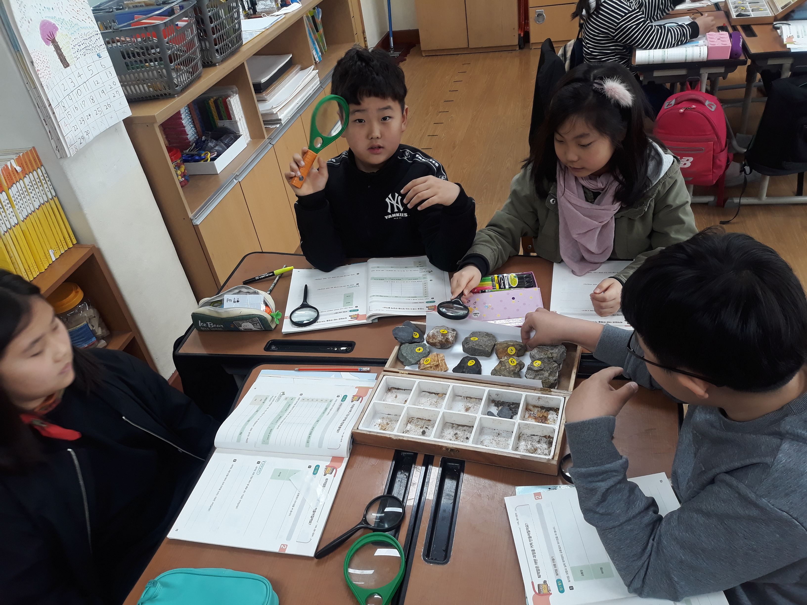 4월 9일 퇴적암 관찰하기1.jpg