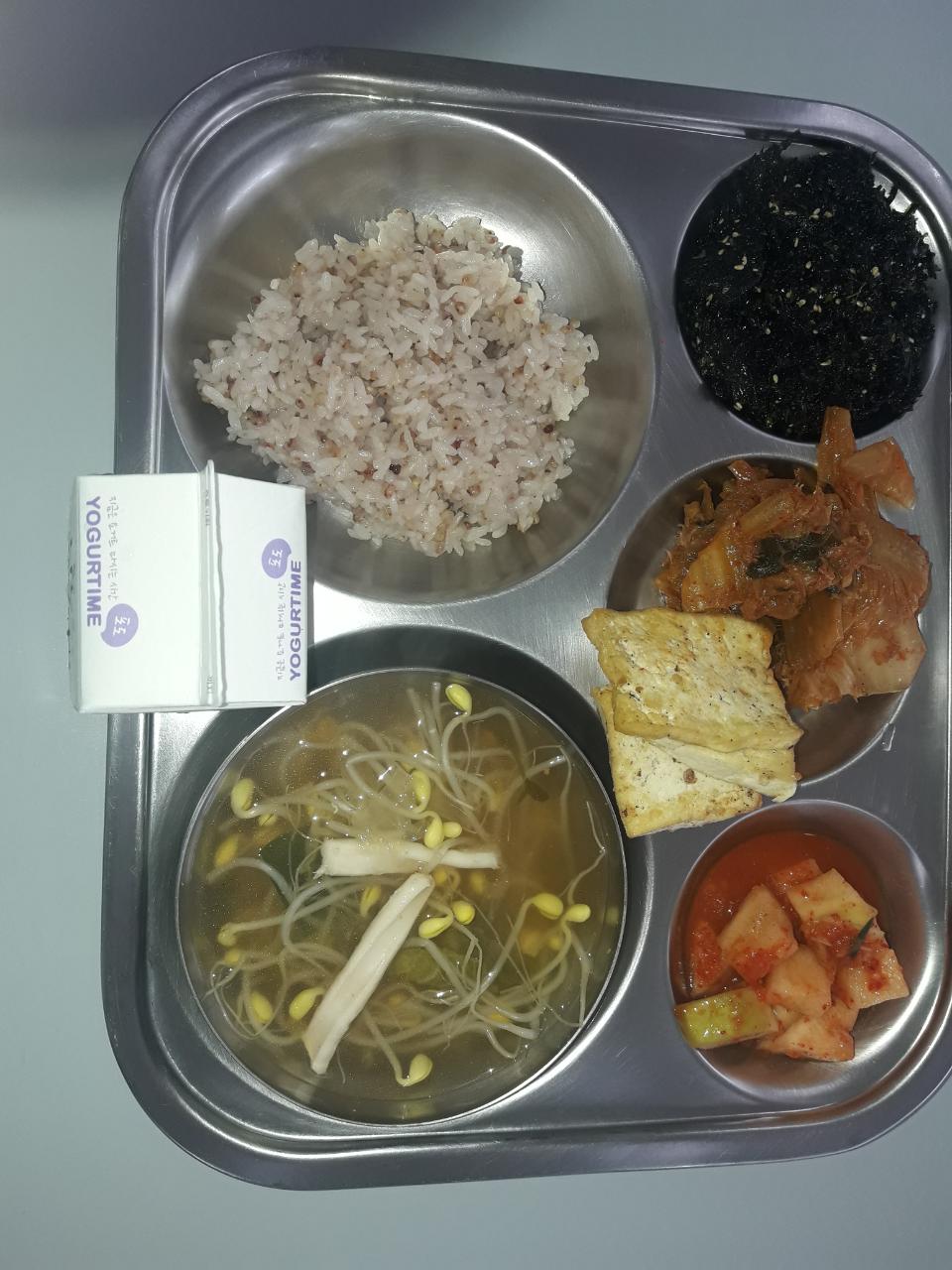 수수밥, 콩나물해장국, 두부구이&참치김치볶음, 건파래볶음, 깍두기, 요거타임