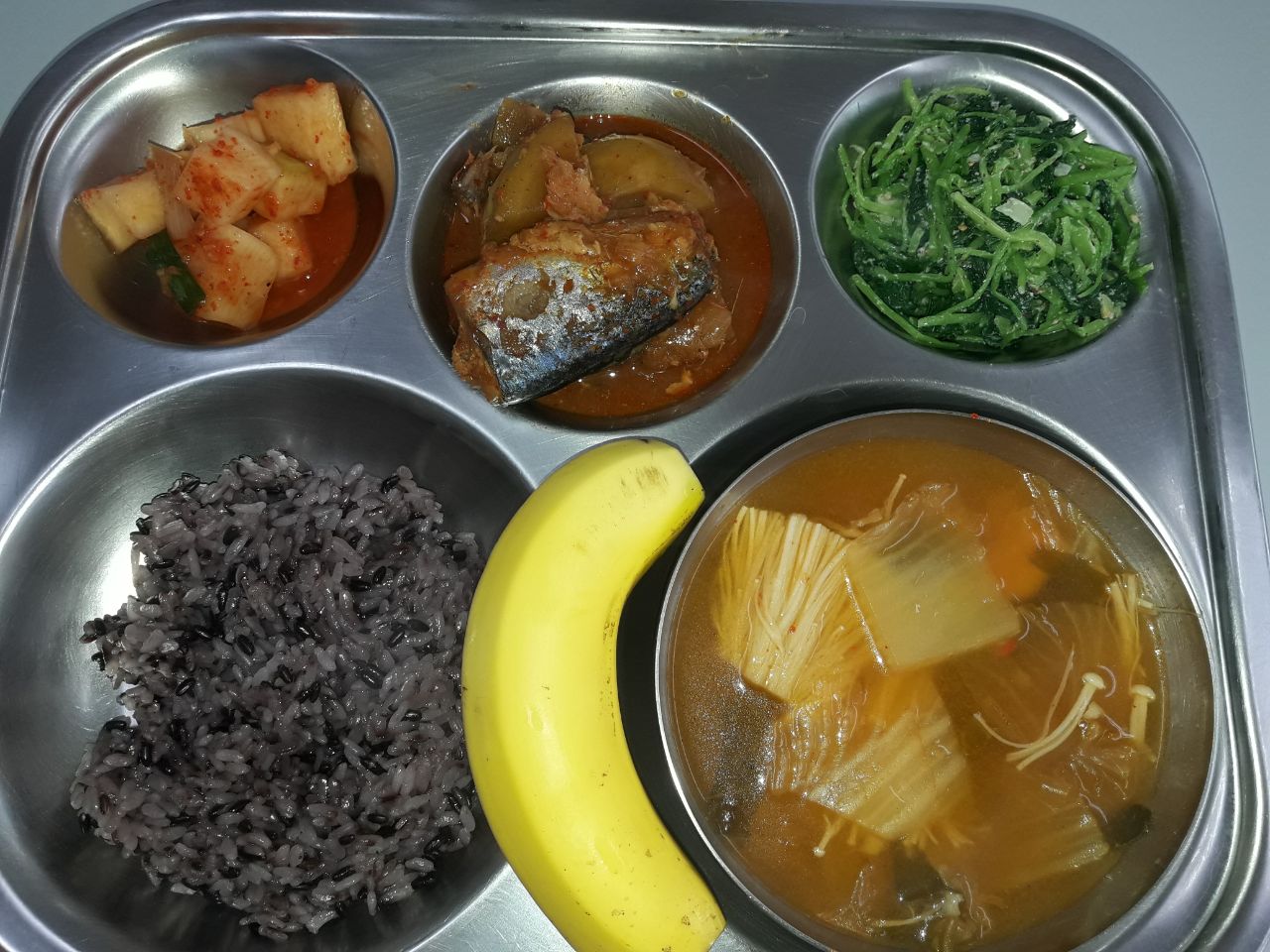 흑미밥, 돈육김치찌개,고등어조림,참나물들깨무침,깍두기, 바나나