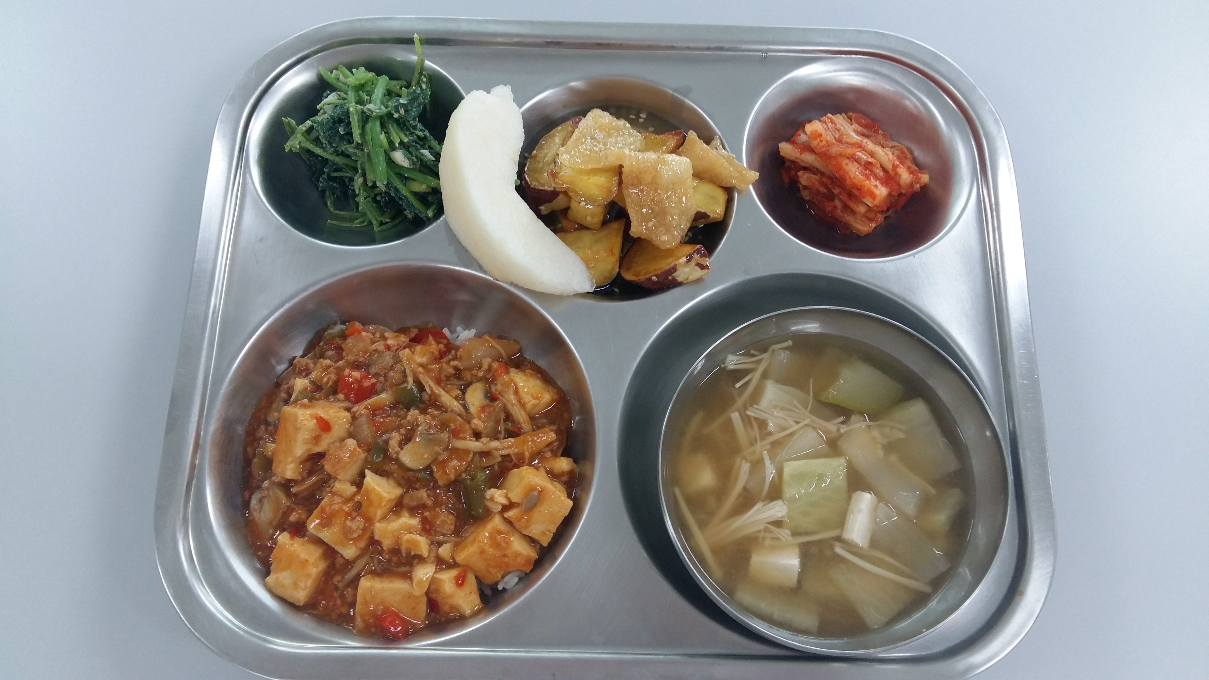 마파두부덮밥, 팽이버섯된장찌개, 고구마타래과, 취나물무침, 배추김치, 배