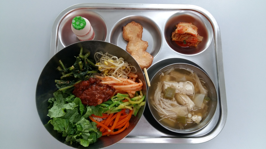 열무보리비빔밥/약고추장, 팽이된장찌개, 까망베르치즈어묵바, 배추김치, 요구르트