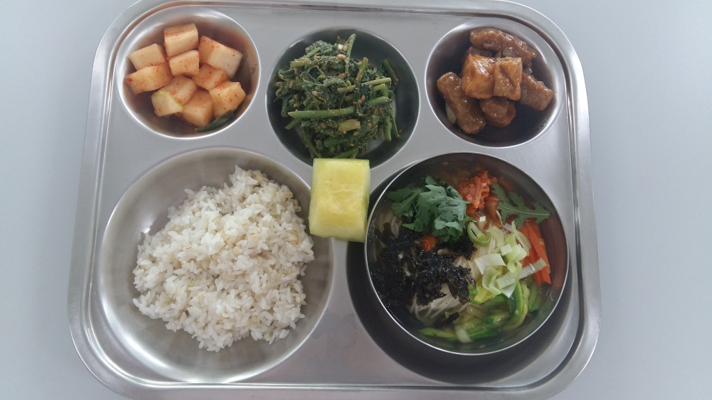 보리밥, 김치말이소면국, 바베큐바두부조림, 취나물무침, 깍두기, 멜론