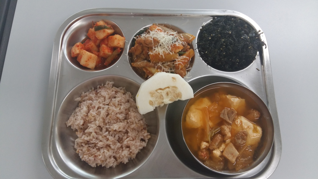 수수밥, 순두부찌개, 춘천닭갈비,건파래볶음, 깍두기, 참외