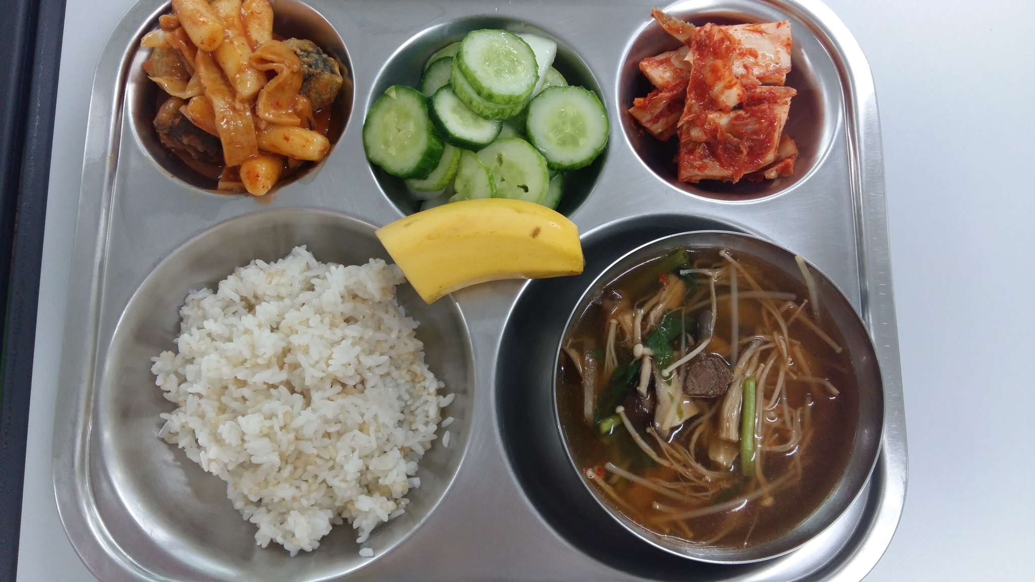 발아현미밥, 버섯찌개, 떡볶이/김말이, 오이양파송송이, 배추김치, 바나나