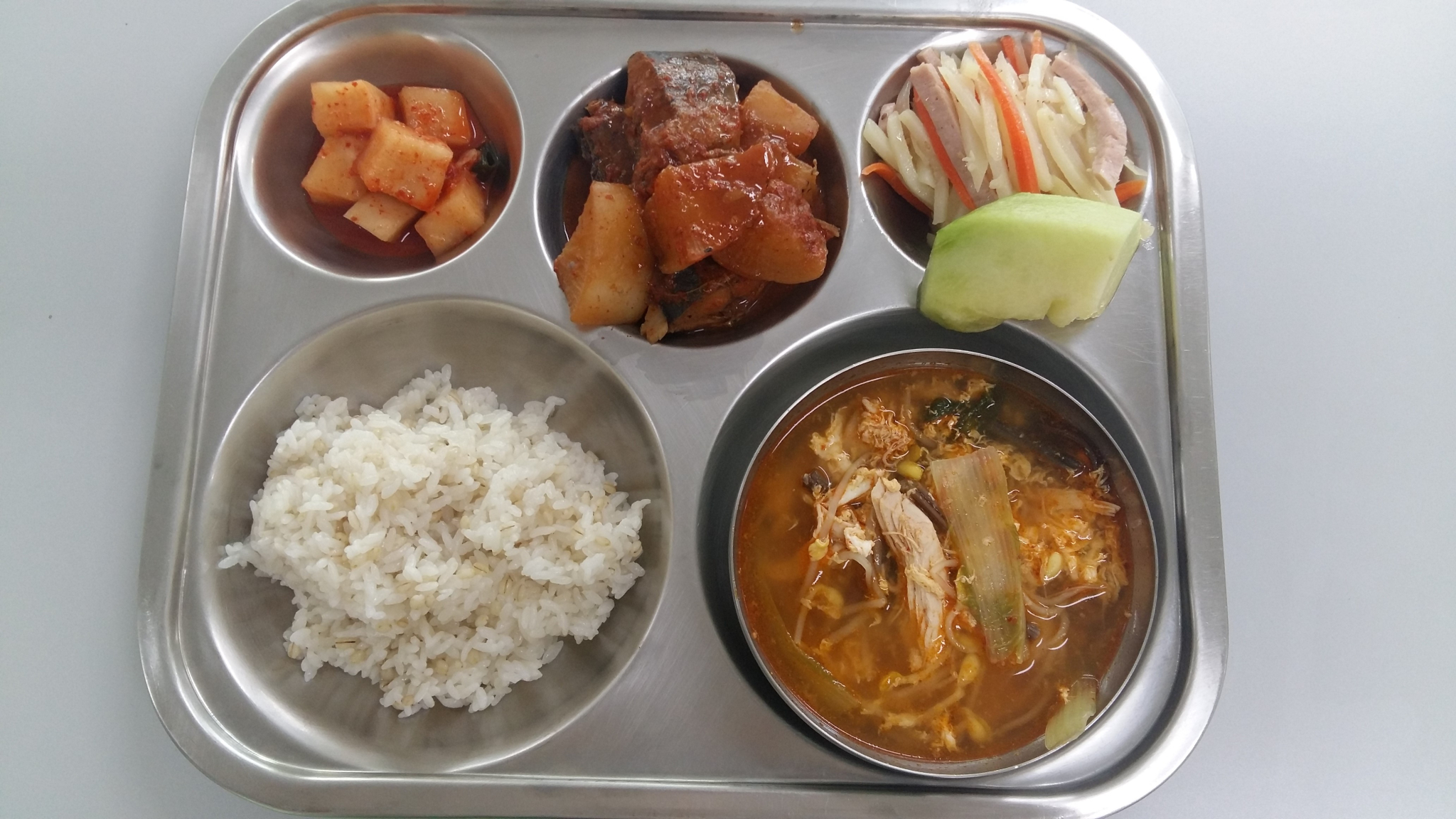 보리밥, 닭개장, 삼치조림, 감자채햄볶음, 깍두기, 멜론