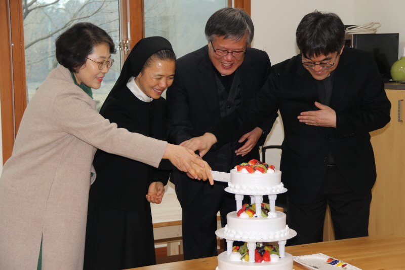 교장수녀님과 내빈 축하 케익 커팅