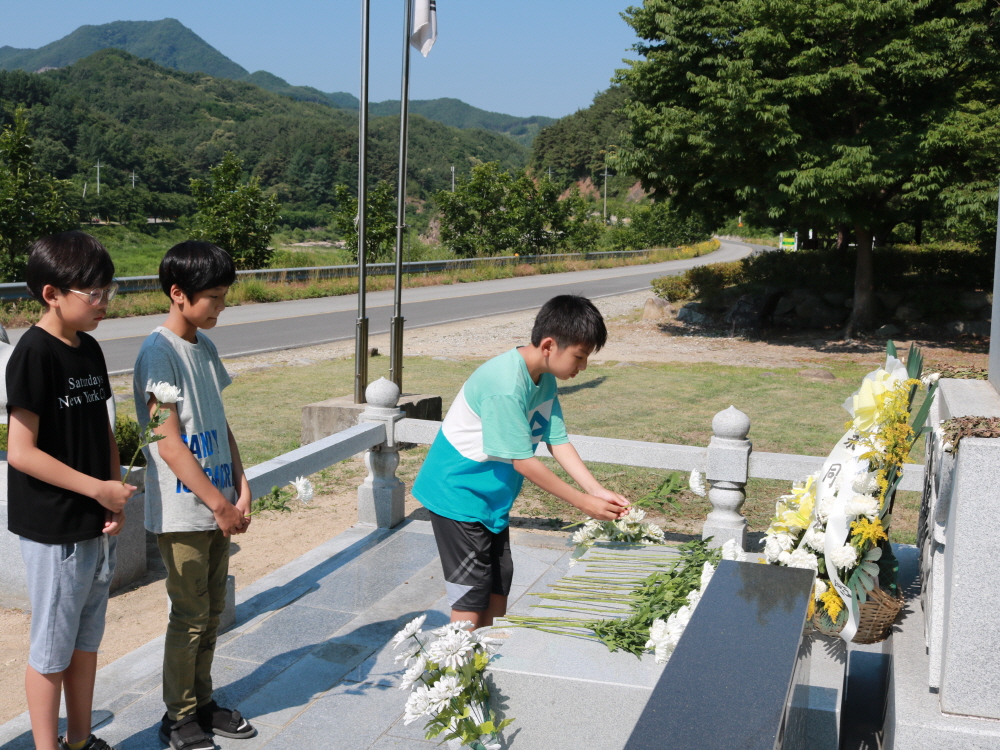 사진_2019.06.25_6.25 충혼탑 참배 (2).JPG