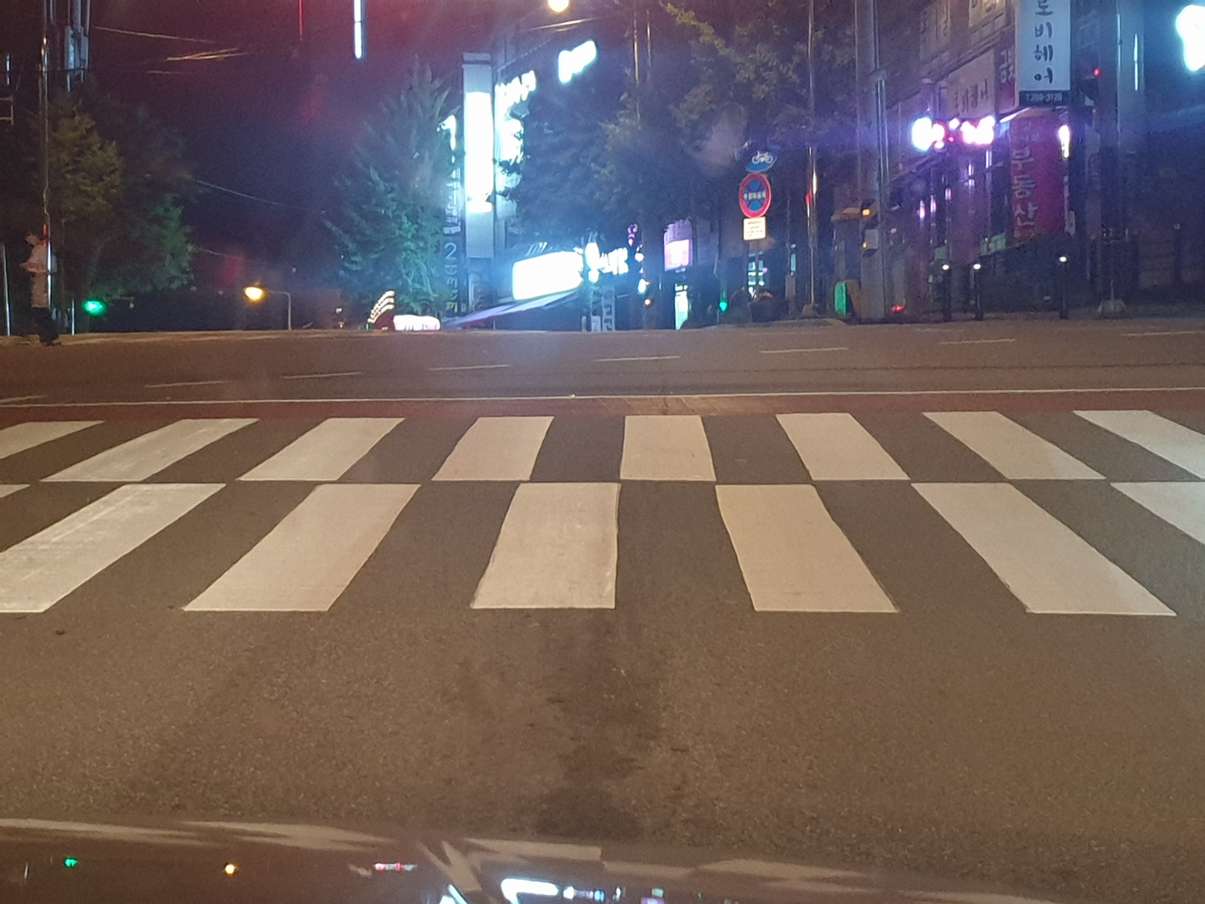 동일한 크기와 반복적 교차로 이루어진 횡단보도
