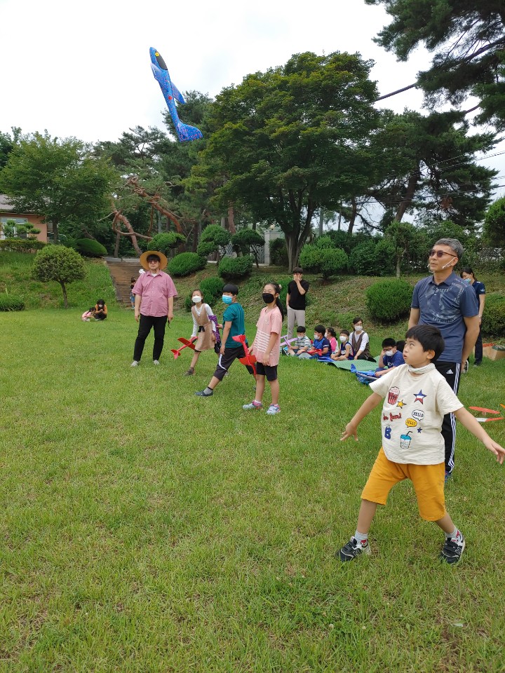 학생들의 비행기 날리는 모습