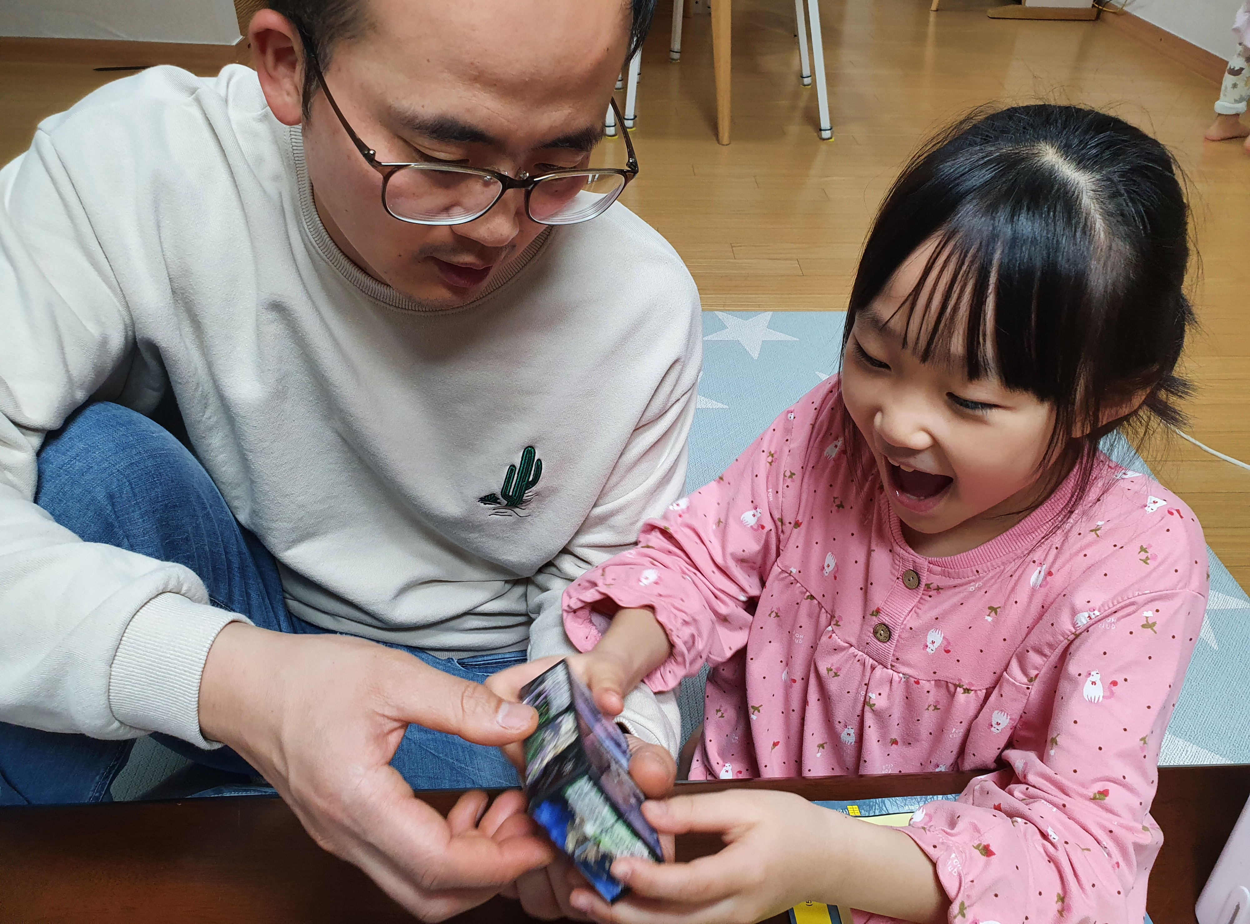 이쪽저쪽으로 변하는 모습을 신기해하고 있어요