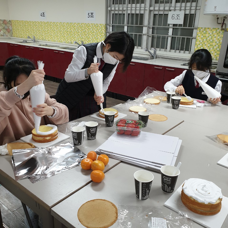 한국어학급 크리스마스 케이크 만들기1.jpg