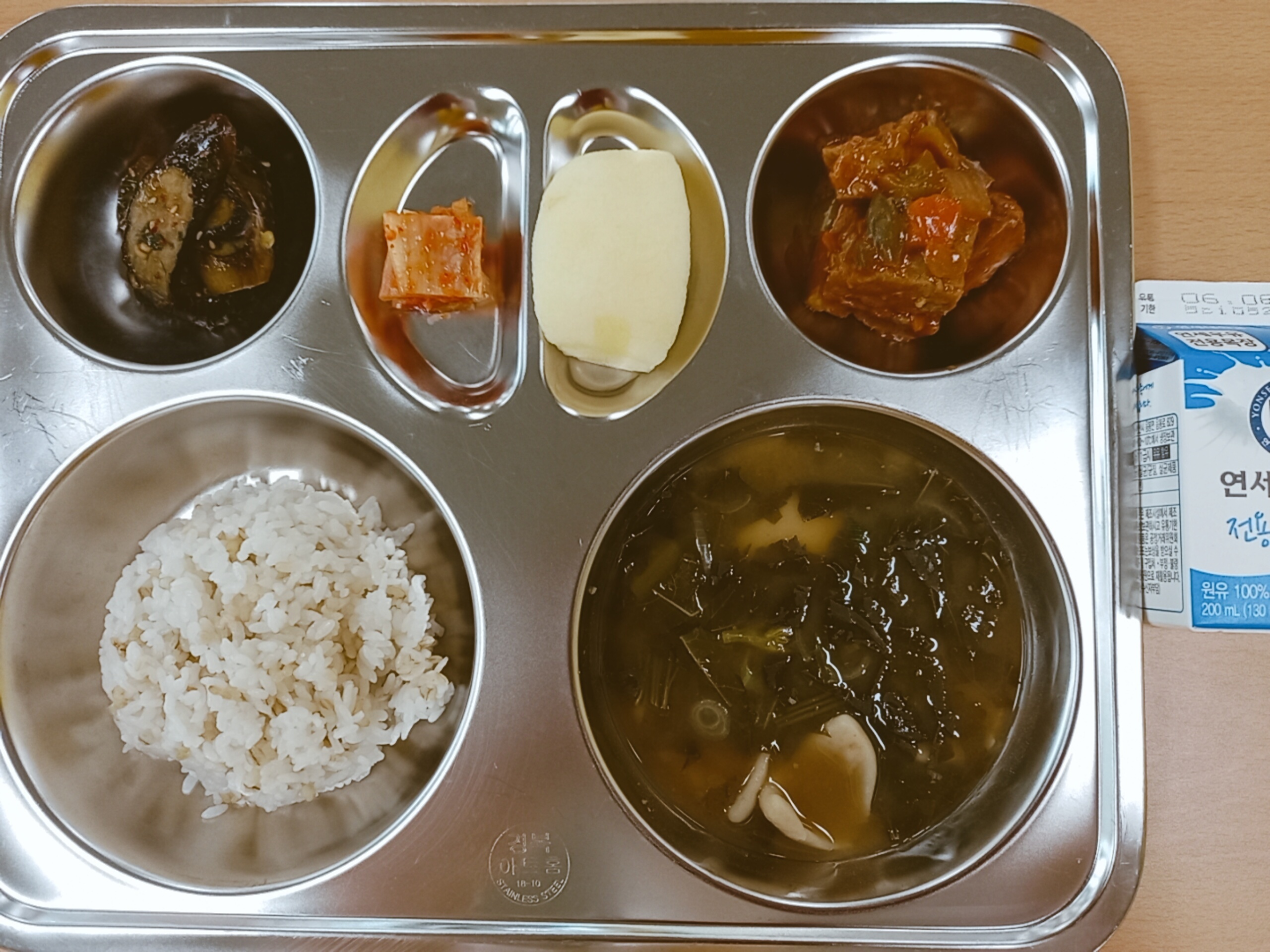 보리밥,아욱수제비된장국,치즈떡갈비폭찹,가지구이무침