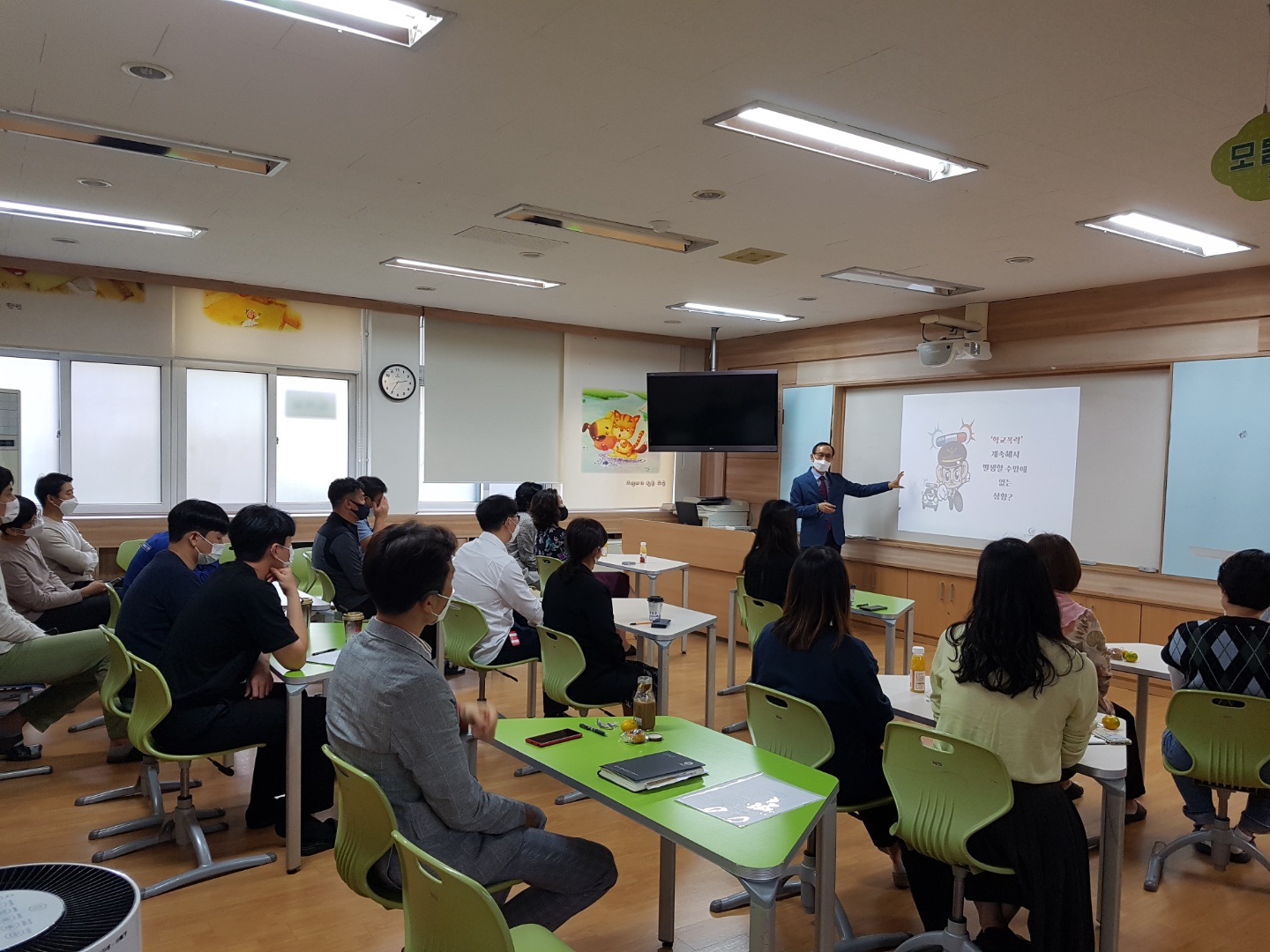 강사초빙 교직원 학교폭력예방교육사진.jpg