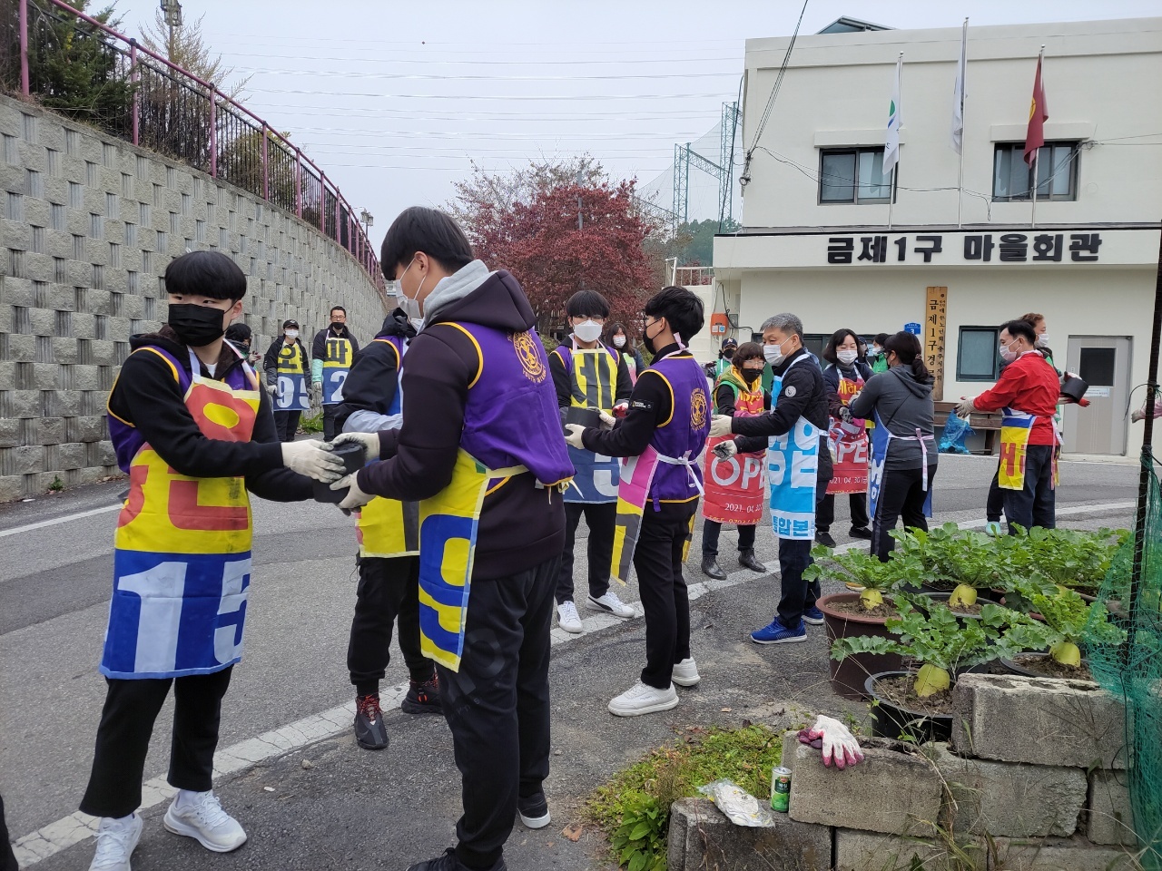 어려운 가정에 연탄배달 활동