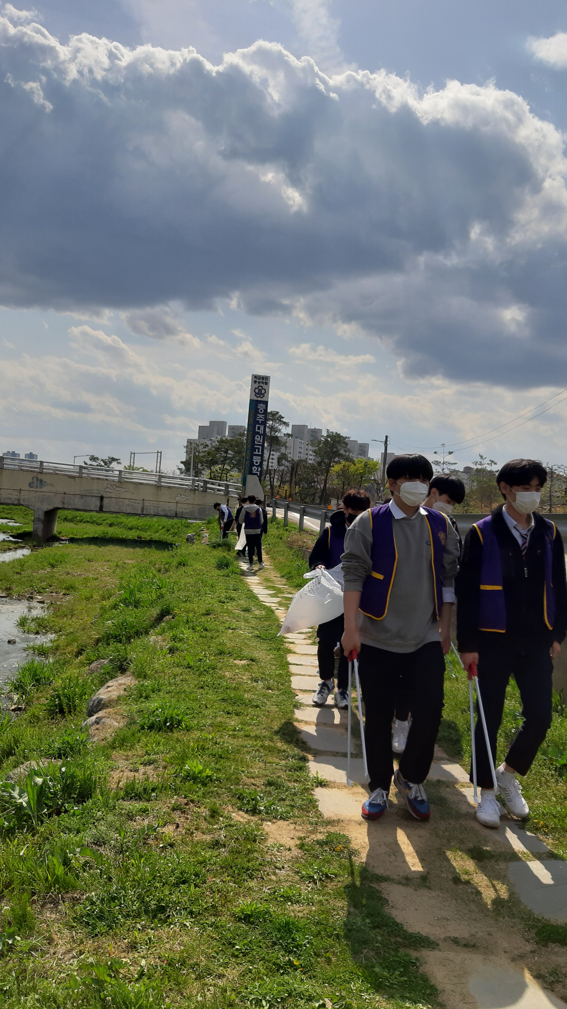 학교 앞 개천 정화 활동