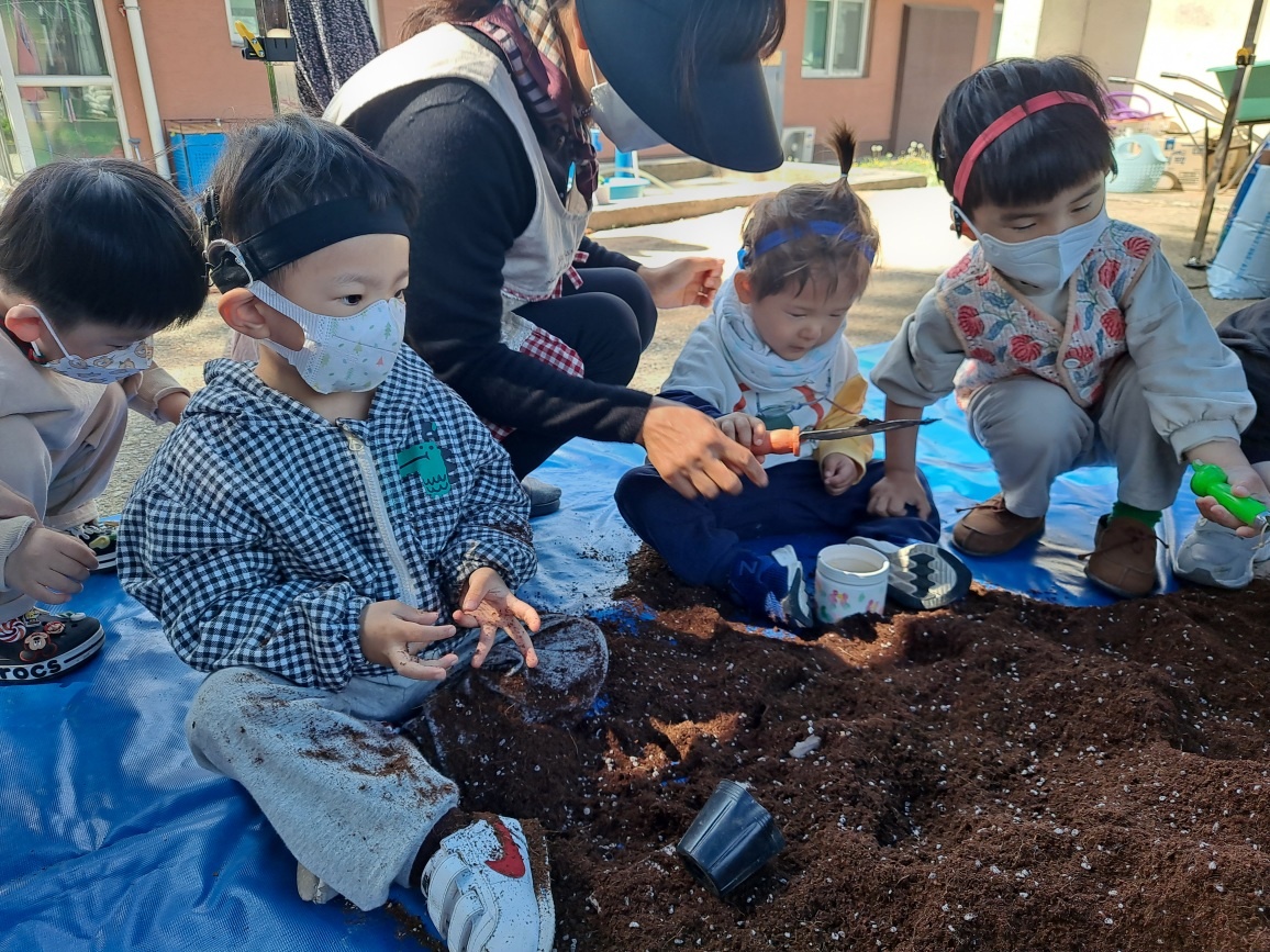 유치원 아이들이 흙을 만지고 있어요