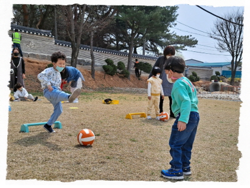 하 아동이 공을 차고 있어요.