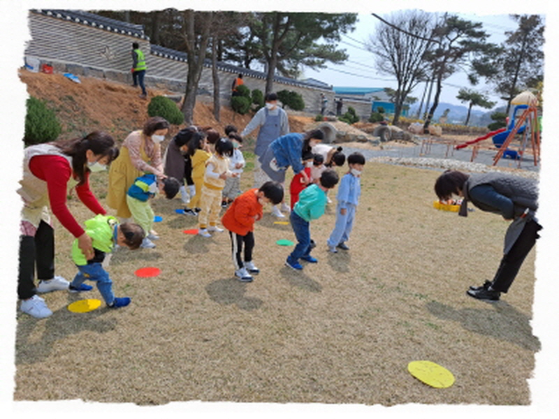 선생님과 아이들이 인사를 하고 있어요.