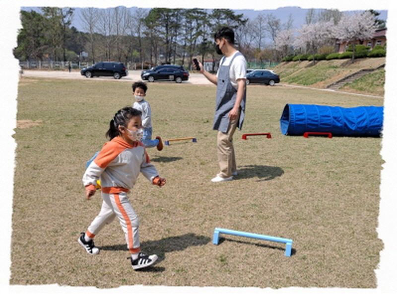 두명의 아동이 장애물을 통과한 후 달리기를 하고 있어요.