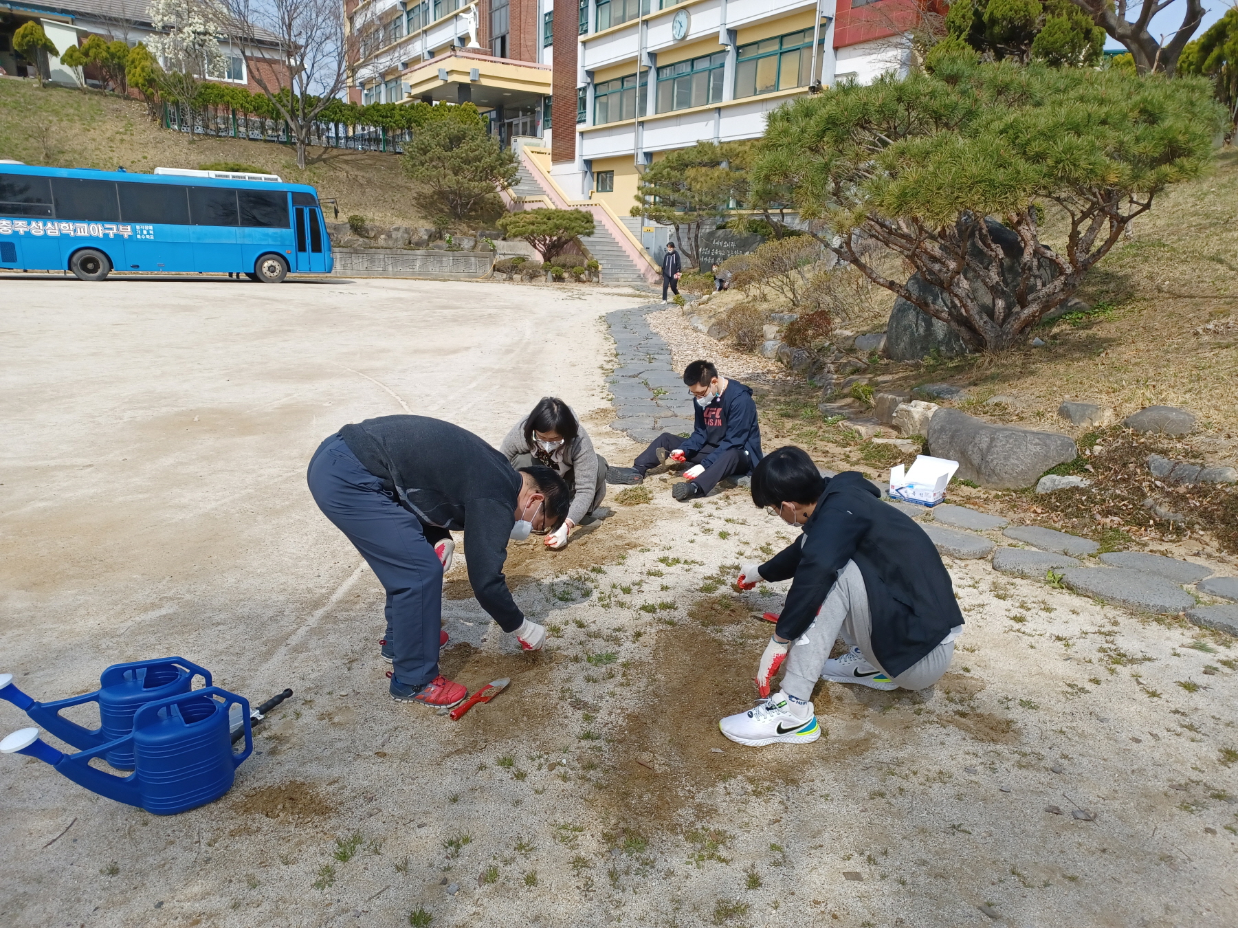 [크기변환]20220405_103047_풀뽑는고3아이들