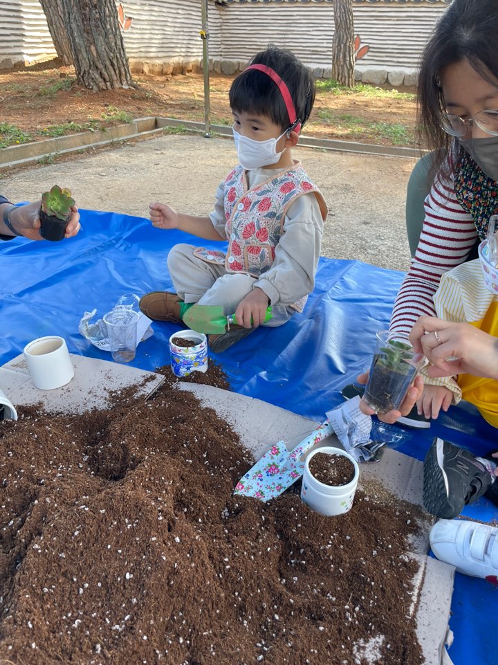 휘율이가 선생님 설명을 듣고 있어요