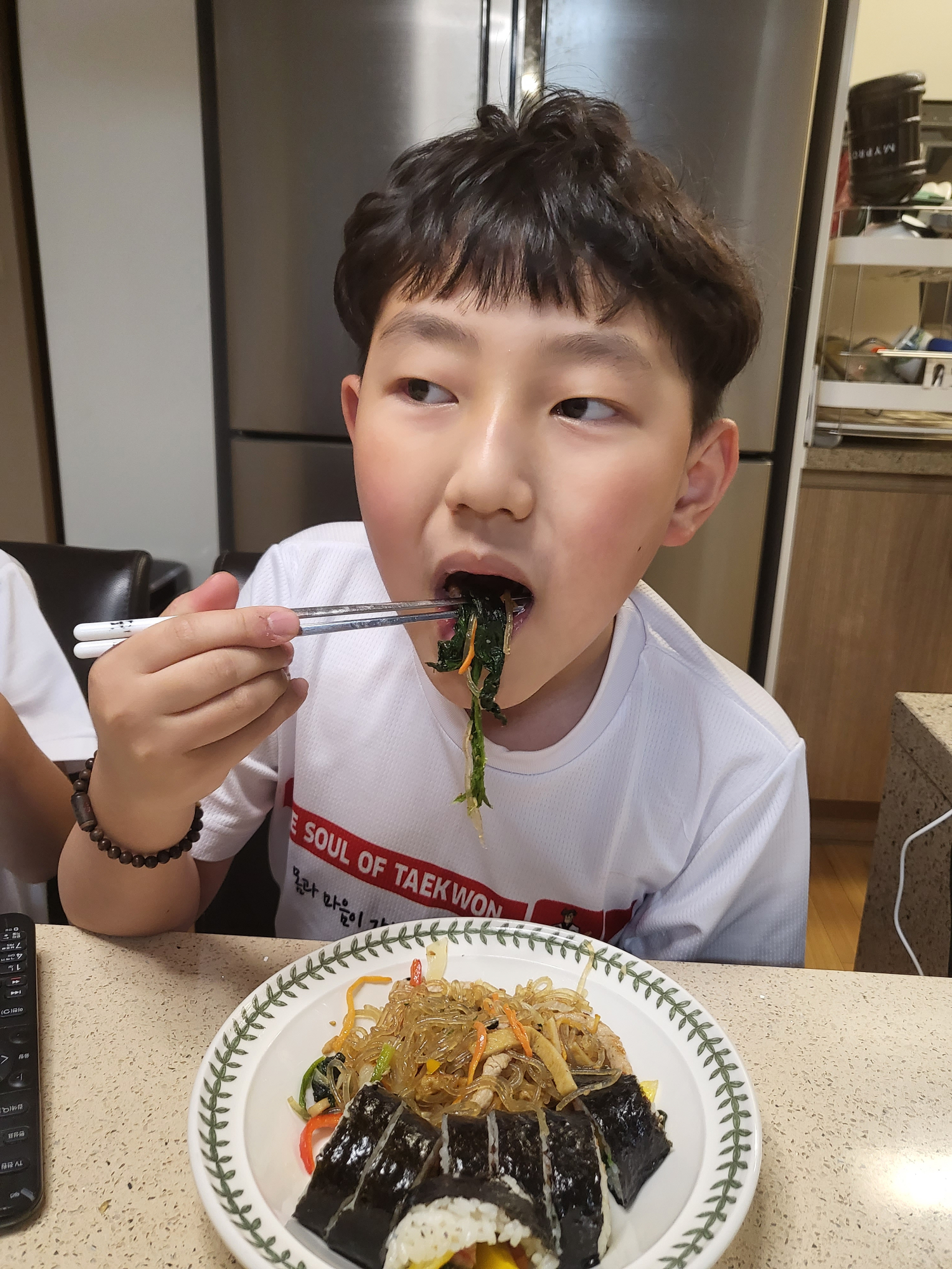 시금치가 들어간 잡채랑 김밥 맛있어요