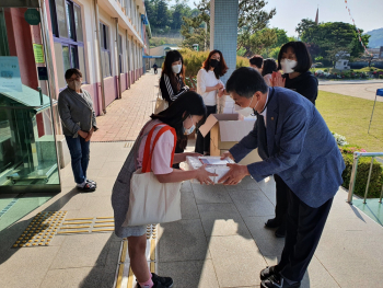 2022.5.4.(수)어린이날 아침 등교길 맞이 선물증정.jpg