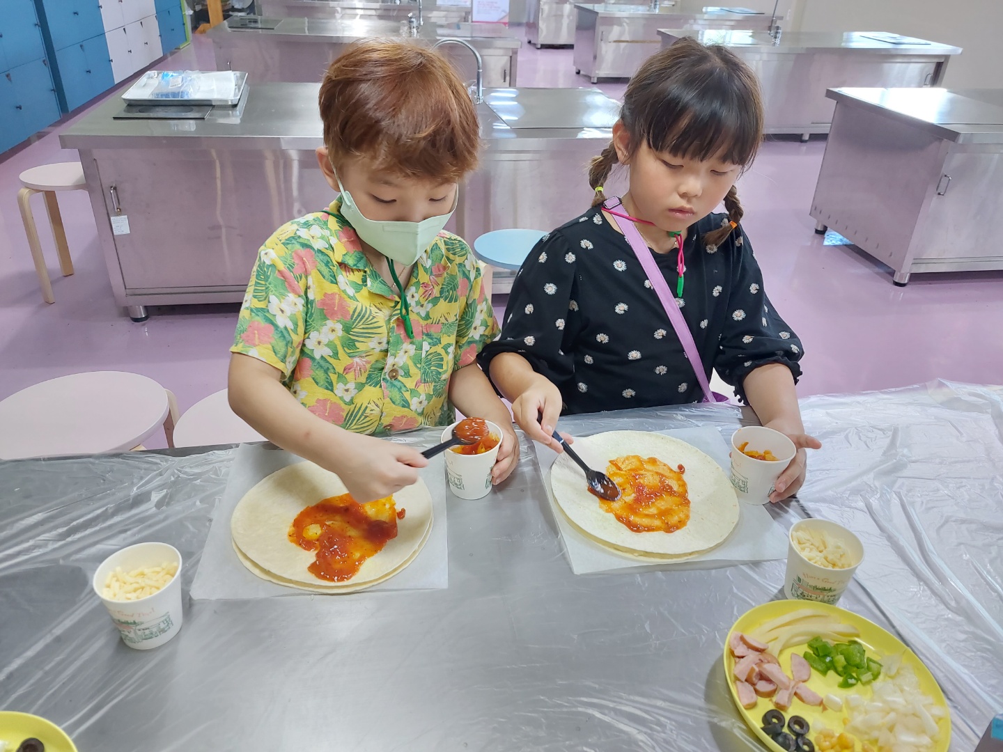 토마토 소스도 선생님께 배운대로 슥슥슥 발라줍니다~