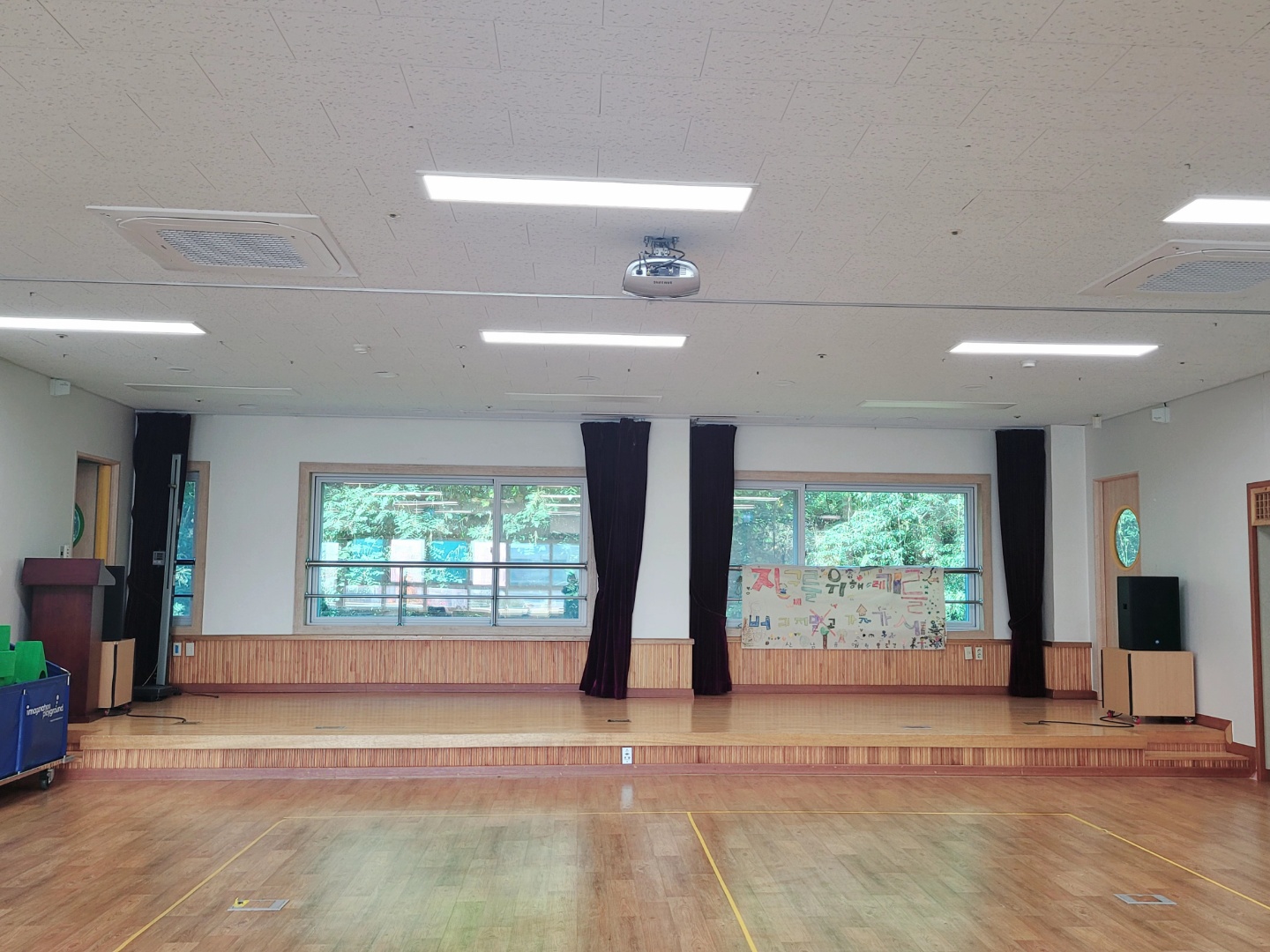 로비 입구 사진