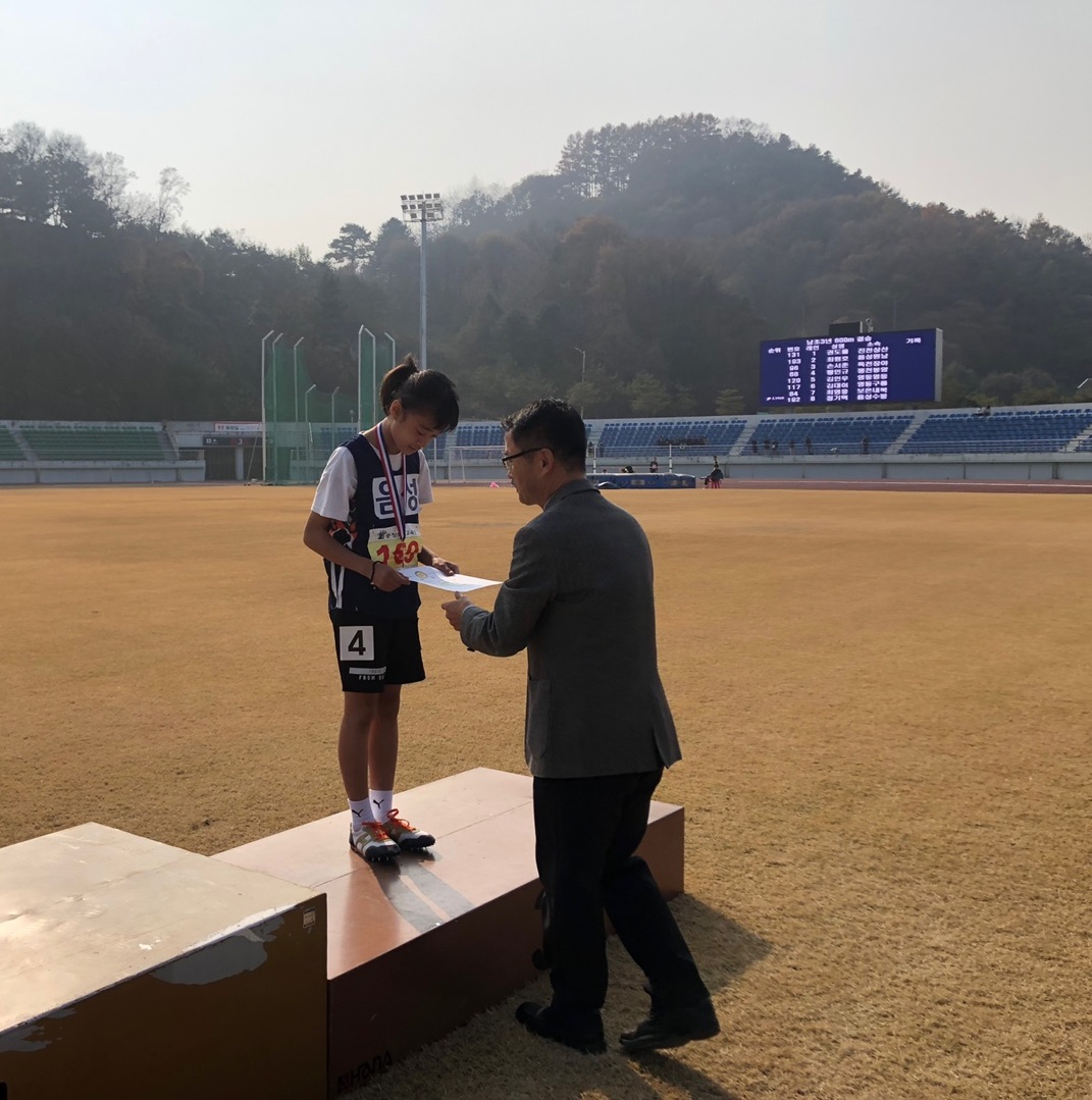 20221110_여초4 100m 최다빈 동메달시상01.jpg