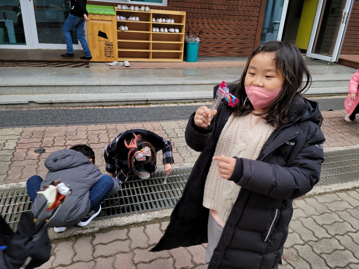 운동장 쓰레기 줍기 봉사활동 (1)