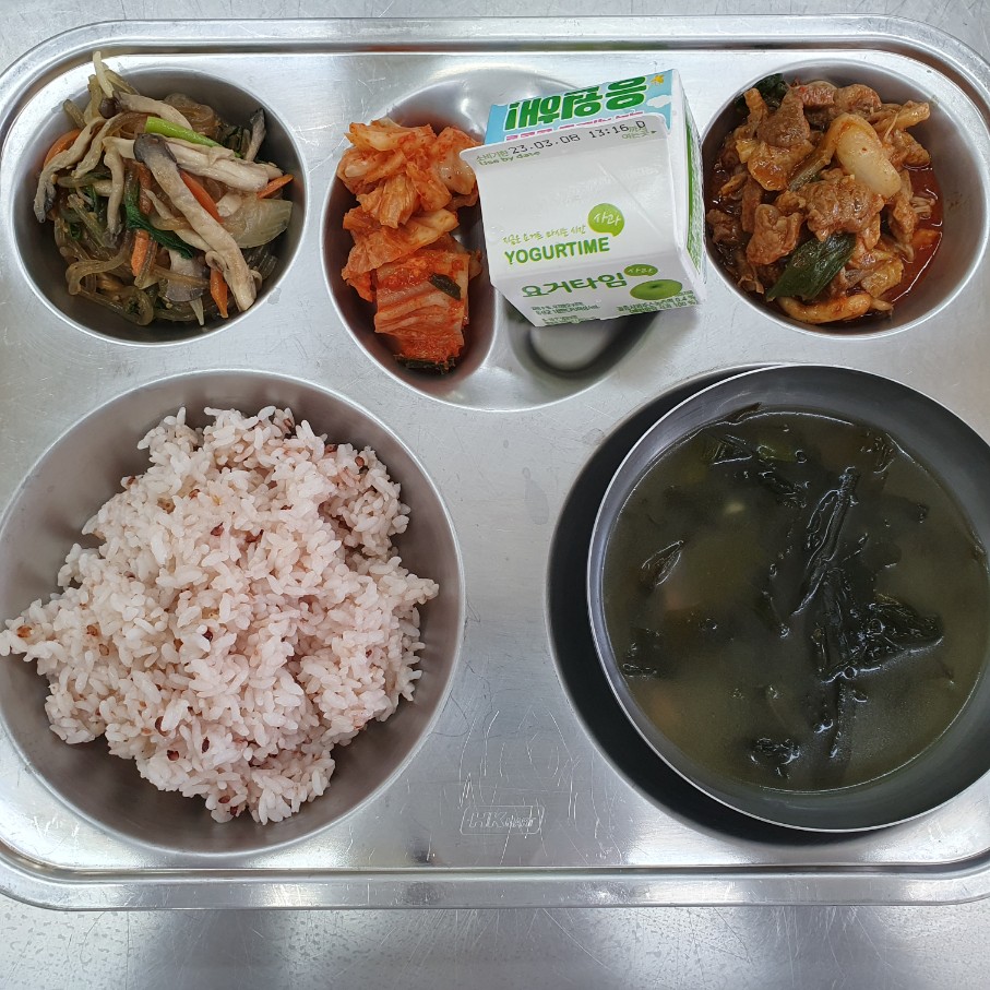 오늘의 식단: 차수수밥, 쇠고기미역국, 오리불고기, 버섯잡채, 김치, 마시는요거트