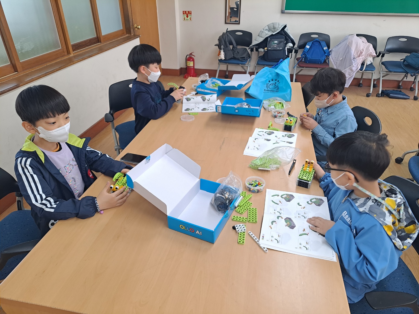 텀블링봇 만들어서 활동했습니다^^ 활동하면서 찍느라 모든 아이들이 다 나오지 않을수도 있어