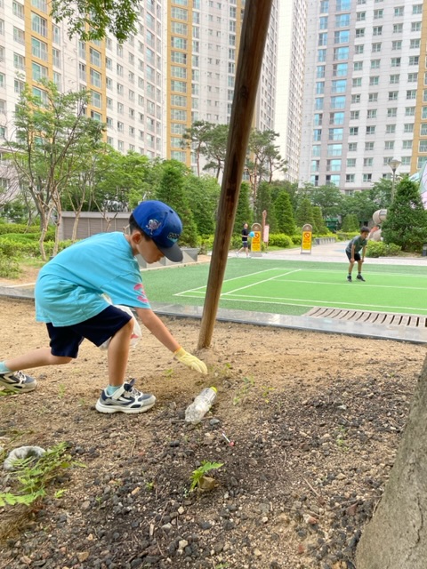 아파트 놀이터에서 플로깅을 했습니다