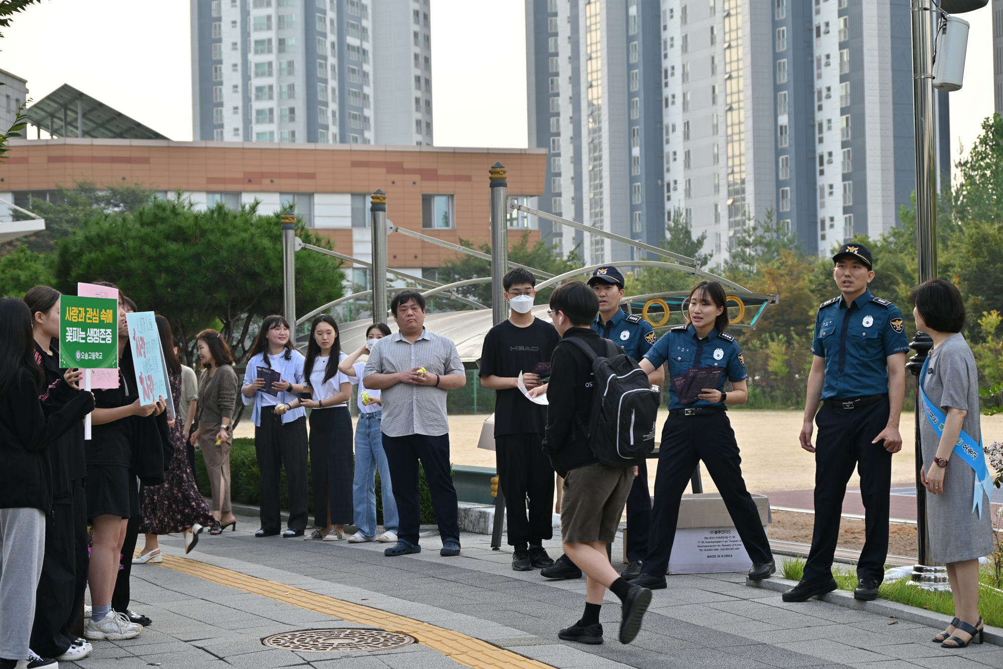 2023.09.11. 등굣길 학교폭력 및 자살예방 캠페인 (20)