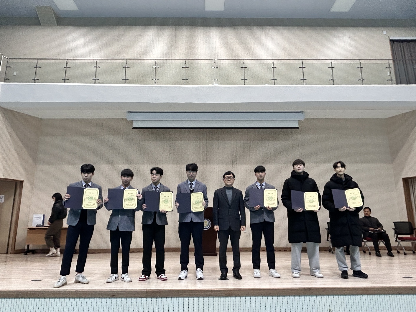 장학금 수여 사진.jpg