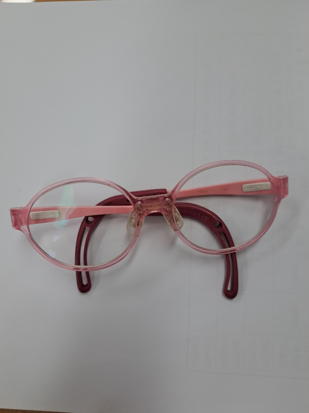 분홍색 안경은 교무실에서 보관중입니다.