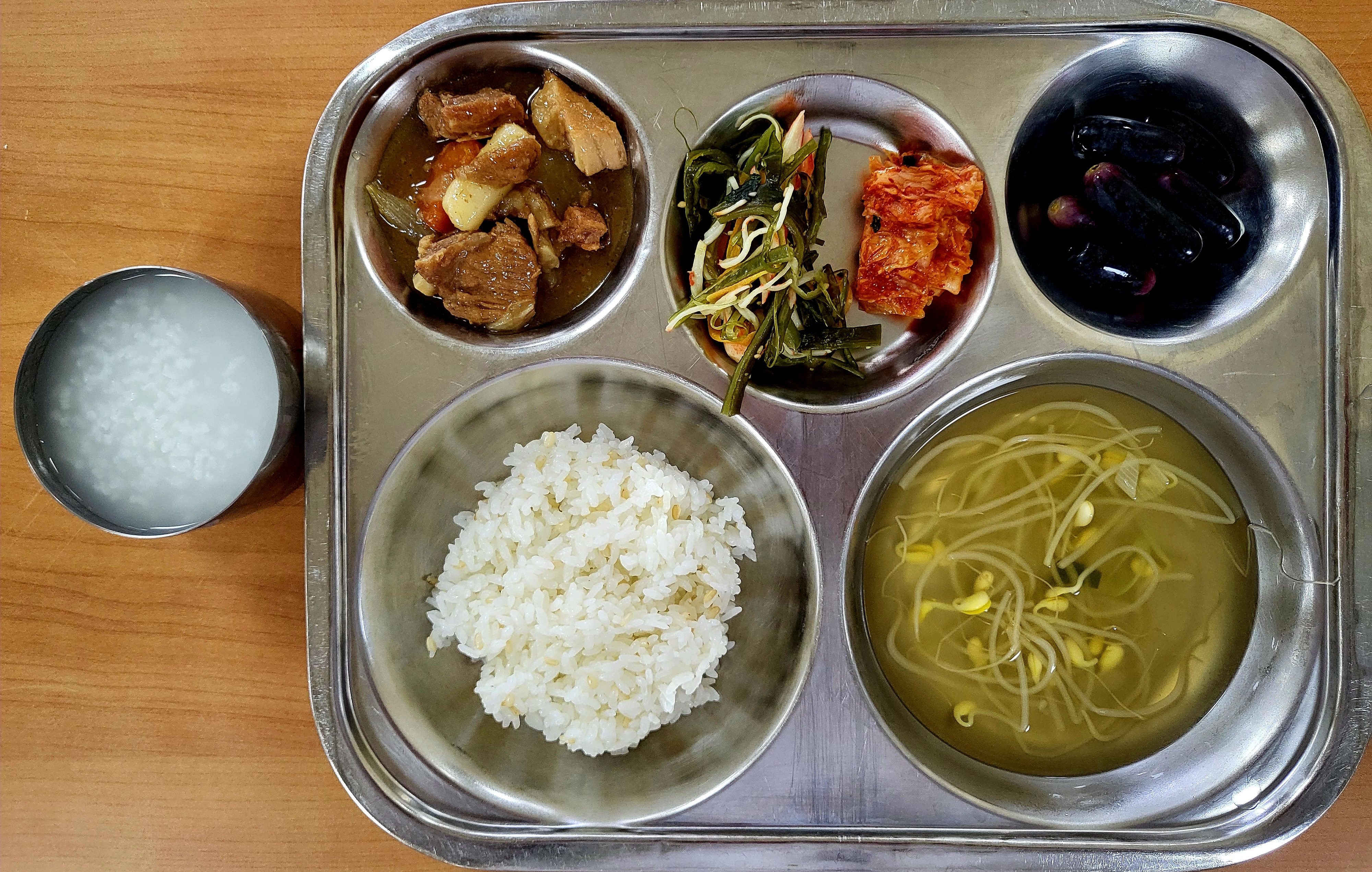 20240409,_현미밥,콩나물국,돼지갈비떡조림,미역줄기맛살볶음,배추김치,가지포도[1].jpg