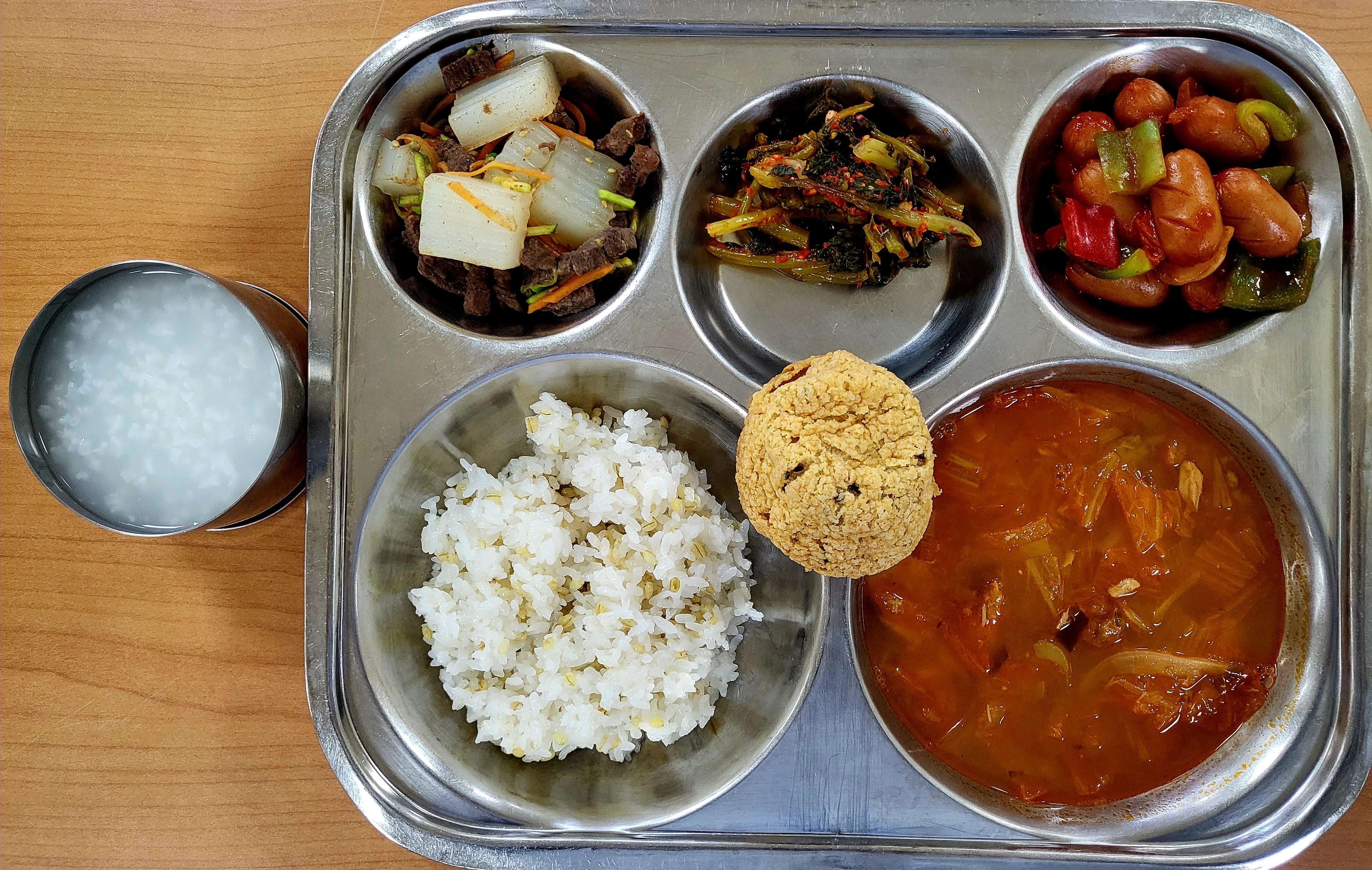 20240509,_보리밥,참치김치찌개,비엔나소시지볶음,탕평채,열무김치,찰보루빵[1].jpg