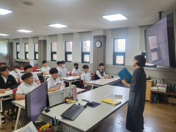 작가 (3).jpg