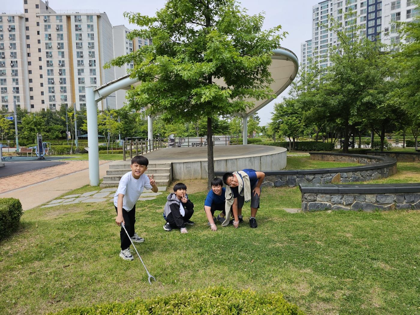 4학년 봉사활동(마로니에 공원 정화)