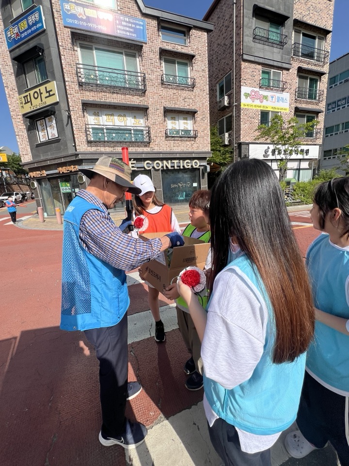 어르신 카네이션 달아드리기(3)